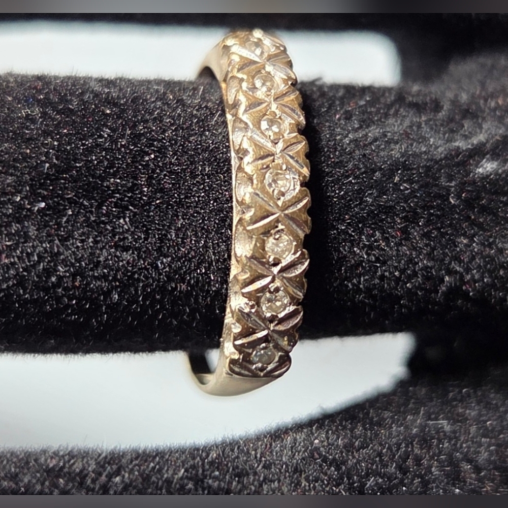 Stunning Solid Gold and Diamond Women's Ring